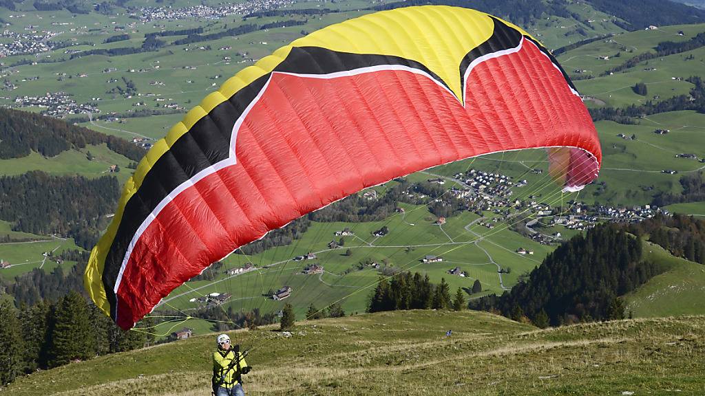 Ein 63-Jähriger Gleitschirmflieger stürzte in Schwyz kurz nach dem Start ab. (Symbolbild)