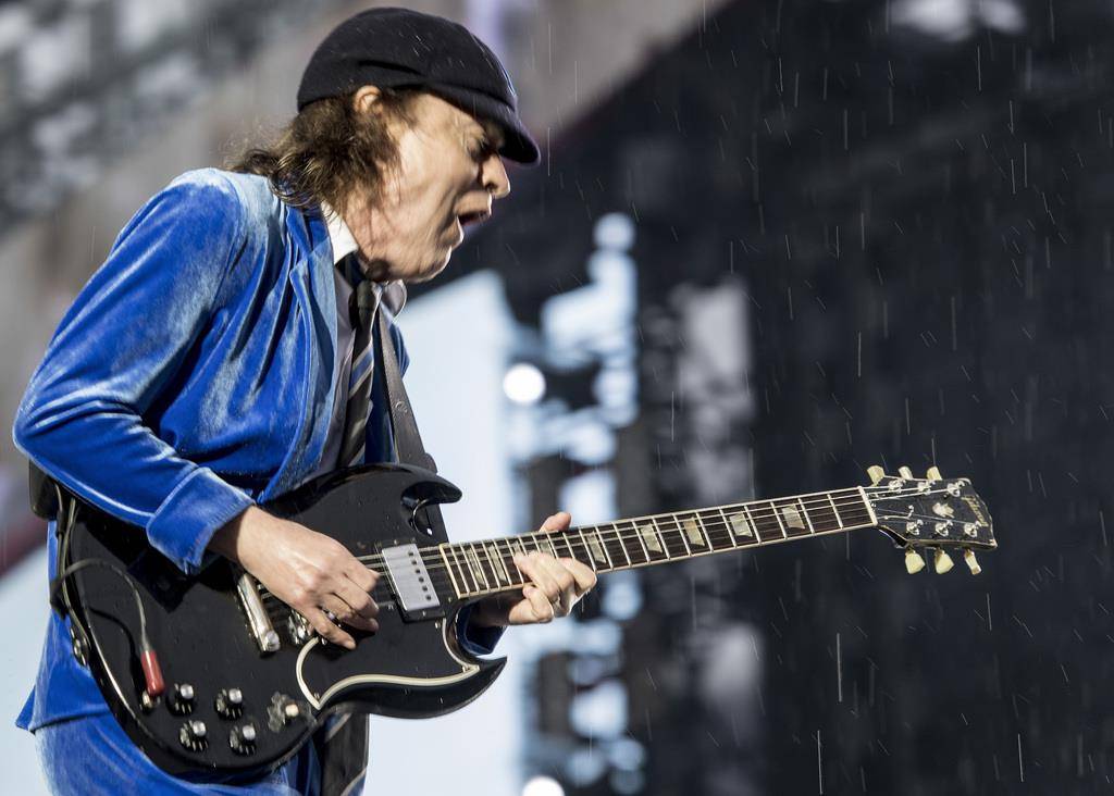 Янг фото. Пабло Лобато Angus young. Ангус Смит. Л МАККИННОН музыкант исследователь фото.