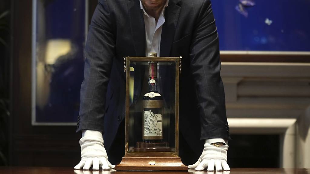 ARCHIV - Blick auf eine Flasche «Macallan Adami 1926 Whisky», ausgestellt während einer Medienvorschau im Auktionshaus Sotheby's. Foto: Kin Cheung/AP