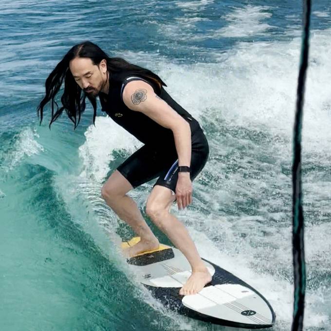 Star-DJ Steve Aoki surft nach Tomorrowland-Gig auf dem Zürichsee