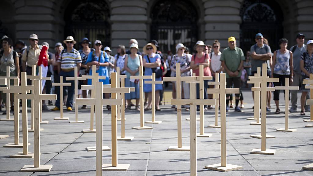 Bei der Kundgebung gegen die Christenverfolgung werden Holzkreuze vor dem Bundeshaus in Bern aufgestellt.