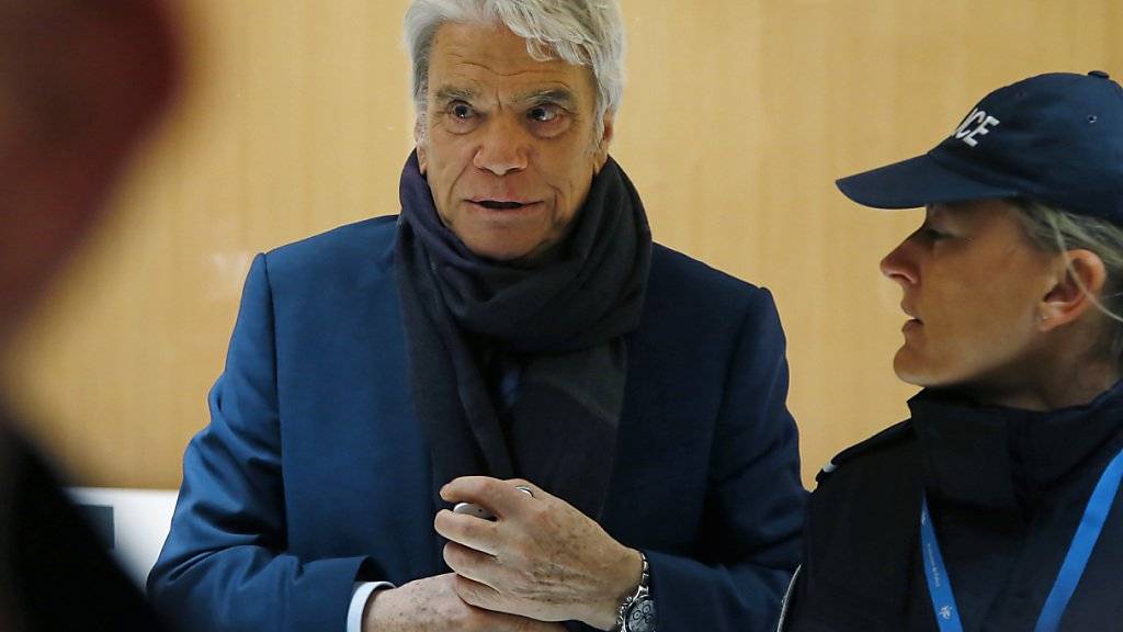 Im Prozess gegen den früheren Adidas-Eigner und Ex-Minister Bernard Tapie, hier eskortiert von einer Polizistin, fordert die Staatsanwaltschaft in Paris fünf Jahre Haft. (Archivbild)