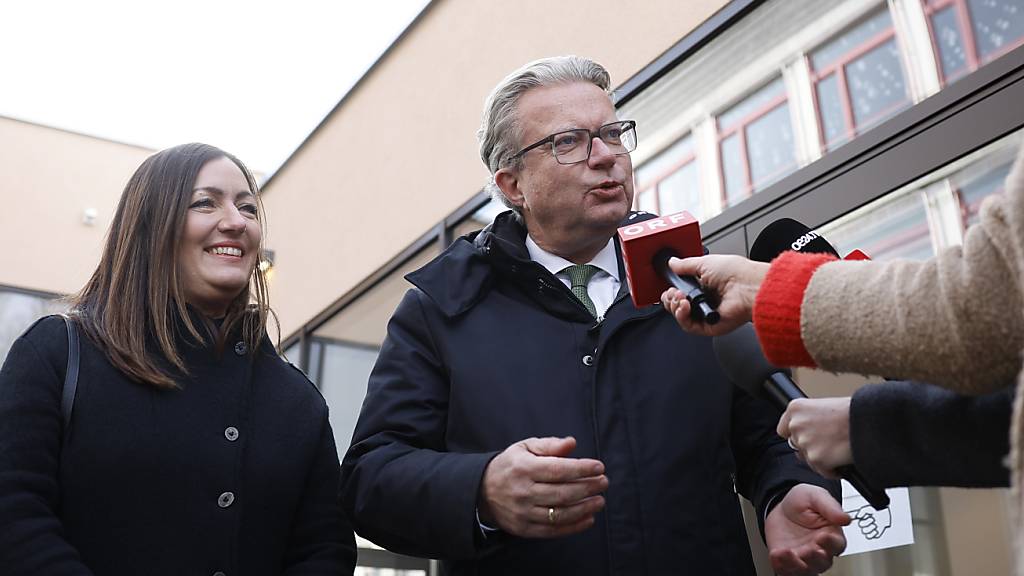 ÖVP Spitzenkandidat und Landeshauptmann der Steiermark, Christopher Drexler (ÖVP), mit Gattin Iris vor der Stimmabgabe bei der Steirischen Landtagswahl. Foto: Erwin Scheriau/APA/dpa