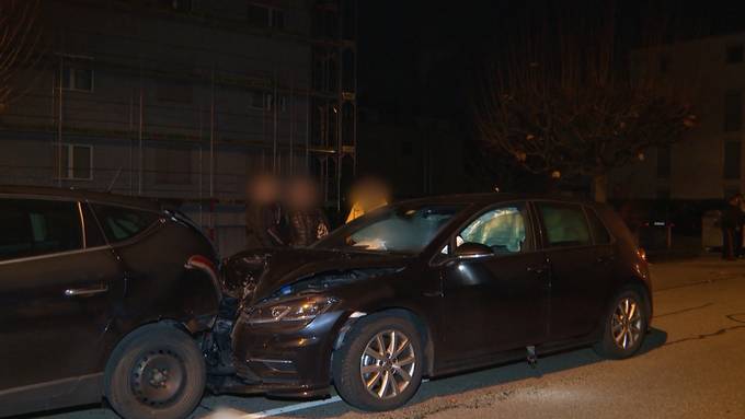 Autofahrerin prallt in parkiertes Auto – grosser Sachschaden