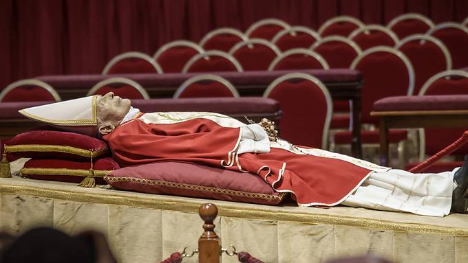 Papst Benedikt XVI. im Petersdom aufgebahrt