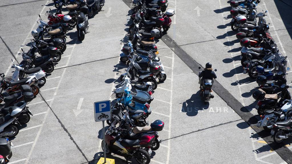 Ab nächstem Jahr könnten in den Schweizer Städten Parkplätze für Motorräder, Mofas und E-Bikes kostenpflichtig sein.