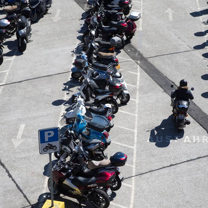 Verschiedene Städte prüfen Parkgebühren für Töffs und E-Bikes