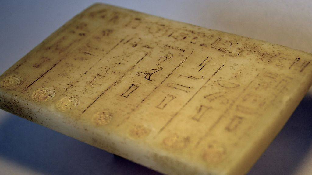 Die rund 4000 Jahre alte Tafel wurde am Mittwoch der ägyptischen Botschaft in Bern übergeben.