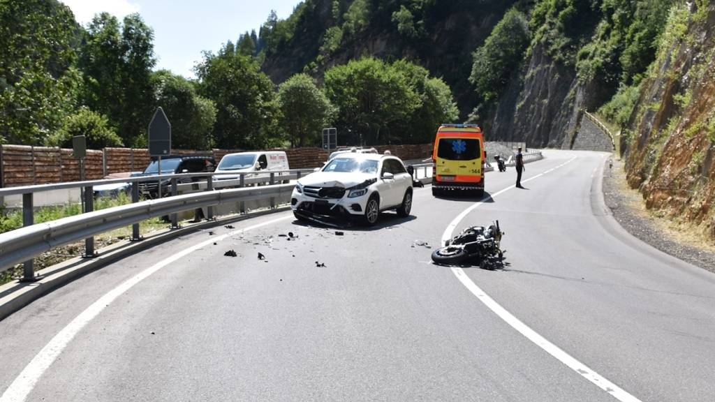 Der Töfffahrer geriet in einer Rechtskurve über die Fahrbahnmitte hinaus und prallte in ein Auto.