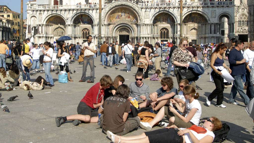 Touristen auf dem Markusplatz in Venedig. Ab Mitte nächsten Jahres müssen Tagestouristen Eintrittsgeld für einen Besuch in der Lagunenstadt bezahlen. (Archivbild)