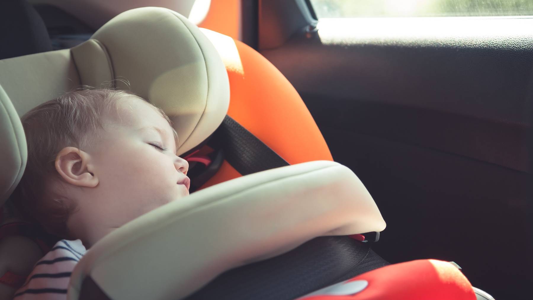 Babys und Kleinkinder sollte man auf keinen Fall alleine im Auto lassen. (Symbolbild)