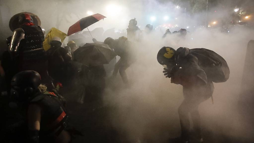 In Portland kam es die 58. Nacht in Folge zu Protesten gegen Polizeigewalt. Der lokale Sender KOIN berichtete, Sicherheitskräfte des Bundes hätten in der Nacht zu Sonntag Tränengas eingesetzt.