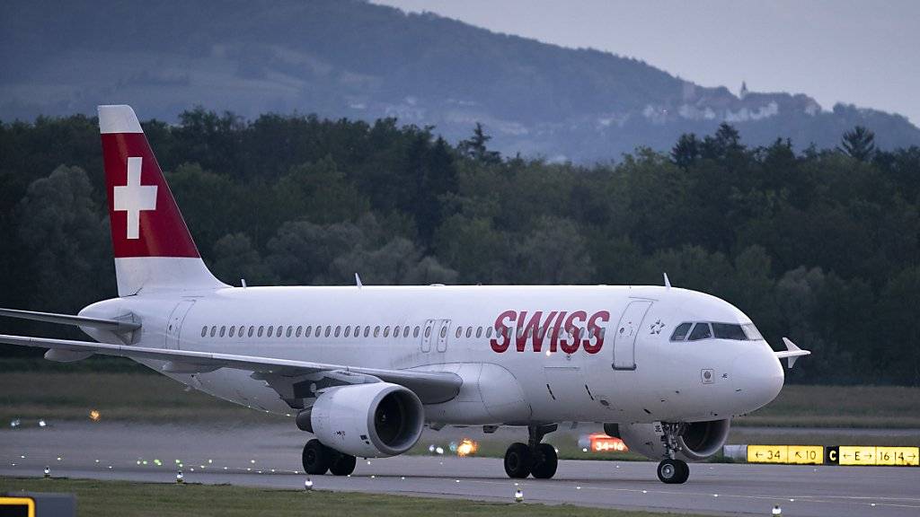 Wegen Blitzgefahr: Die Flieger blieben am Flughafen Zürich über eine Stunde am Boden.