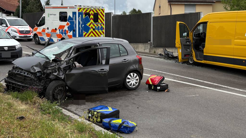 Das Auto geriet auf die Gegenfahrbahn und stiess mit einem Lieferwagen zusammen.