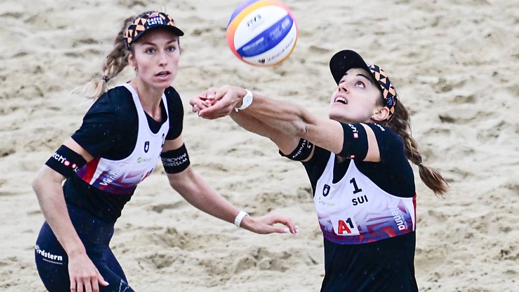 Tanja Hüberli (rechts) nimmt den Ball an und stellt für Nina Brunner auf