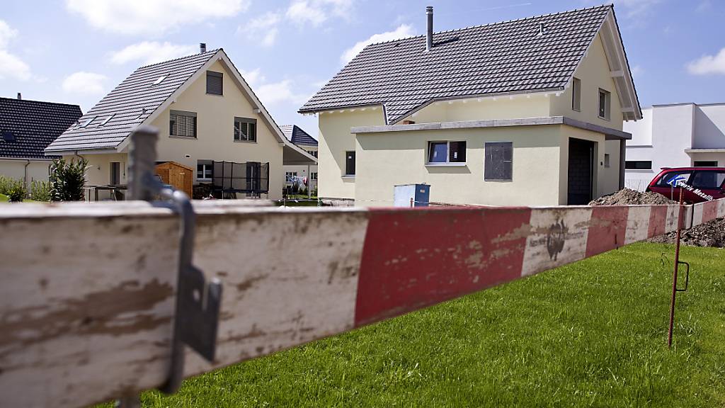 Die Preise für Einfamilienhäuser und Eigentumswohnungen sind im ersten Quartal 2023 gestiegen, wie eine Auswertung des Immobilienspezialisten IAZI zeigt.