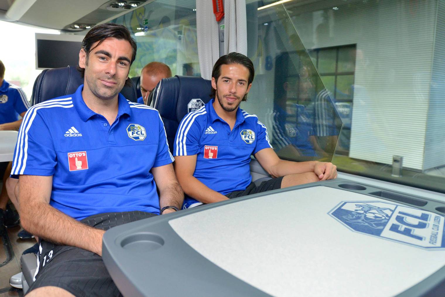 Tomislav Puljic (links) und Jahmir Hyka (rechts) im neune Teambus.