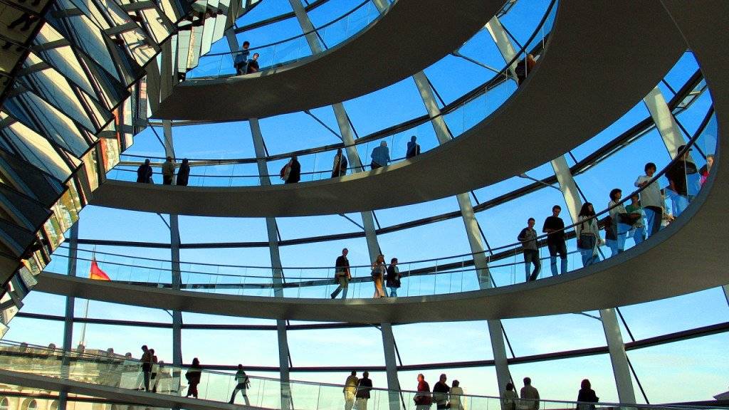 Berlin und ein Besuch im Reichstagsgebäude sind bei Touristen beliebt. (Archivbild)