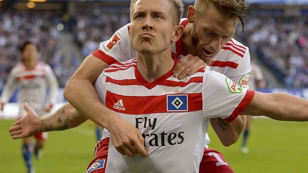 Dürfen nach dem Sieg gegen Freiburg wieder leise auf den Ligaerhalt hoffen: die Hamburger Spieler Lewis Holtby (vorne) und Aaron Hunt