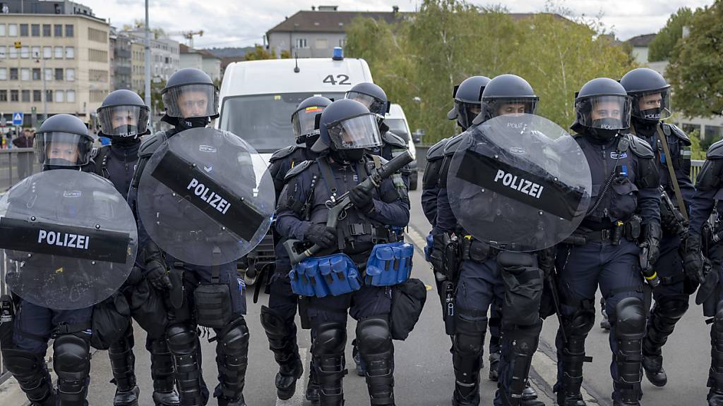 Polizisten am 23. Oktober 2023 in Basel. Damals hatten die Bewegung Mass-Voll! zu einer Kundgebung aufgerufen, das Bündnis Basel nazifrei rief zu Gegenprotest. Die Behörden erliessen ein Demonstrationsverbot. (Symbolbild)