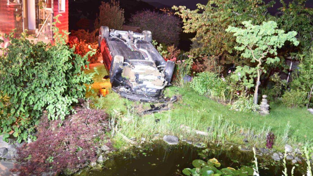 Das Auto flog zuerst über einen Teich, bevor es auf dem Dach in einem Garten landete.