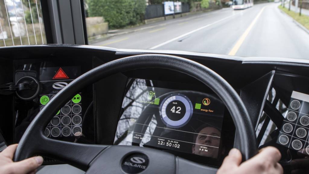 Die Zugerland Verkehrsbetriebe (ZVB) bei einer Testfahrt mit dem Elektrobus «Urbino». (Archivbild)