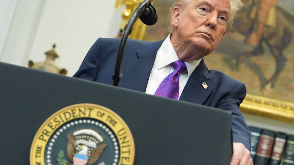 US-Präsident Donald Trump hört die Frage eines Reporters während einer Veranstaltung zur Ankündigung, dass die EPA keine Treibhausgase mehr regulieren wird. Foto: Evan Vucci/AP/dpa