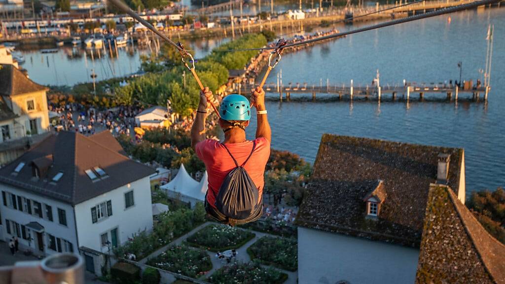 Rund 75'000 Besucherinnen und Besucher haben bei sommerlichen Temperaturen am Wochenende das Seenachtsfest in Rapperswil-Jona besucht.