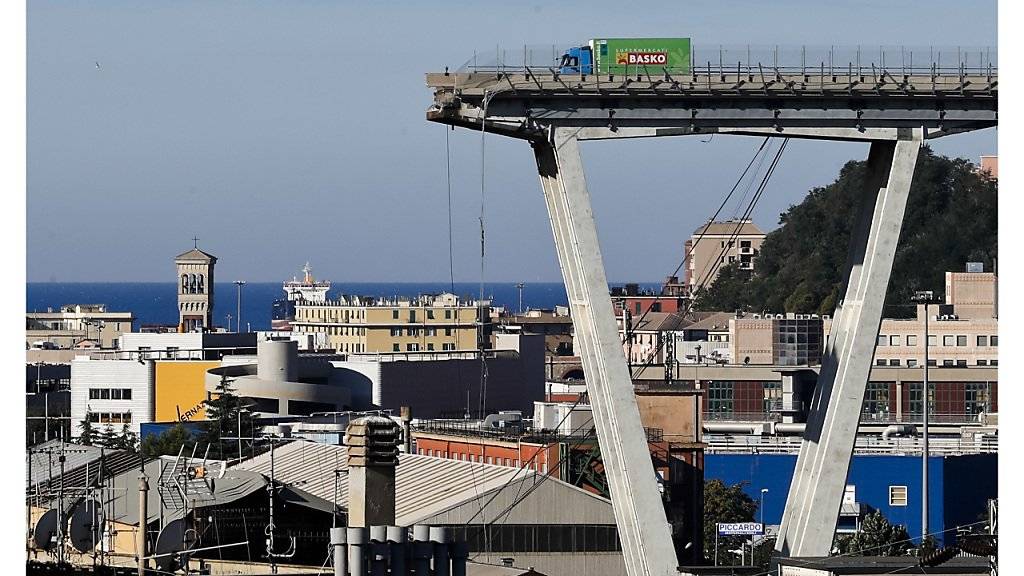 Nach dem Einsturz der Morandi-Brücke in Genua mit 43 Toten wird nun unter anderem gegen den Autobahnbetreiber ermittelt. (Archivbild)
