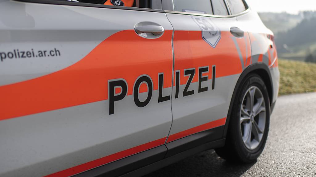 Die Ausserrhoder Kantonspolizei stoppte ausserorts einen Fahrzeuglenker mit massiv überhöhter Geschwindigkeit. (Symbolbild)