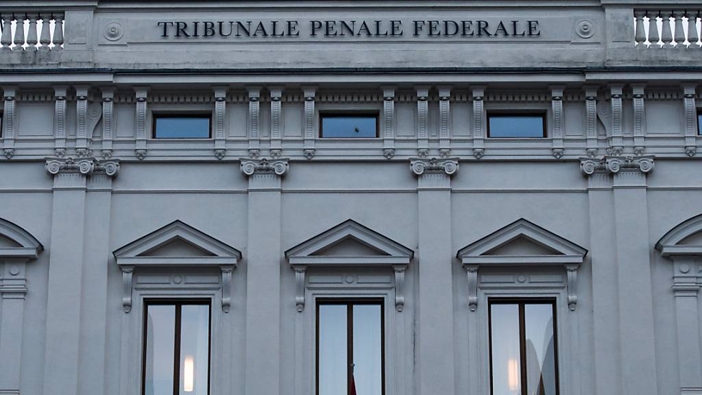 Vor dem Bundesstrafgericht in Bellinzona müssen sich die Grossbank Credit Suisse und weitere Angeklagte wegen Geldwäscherei verantworten. (Archivbild)