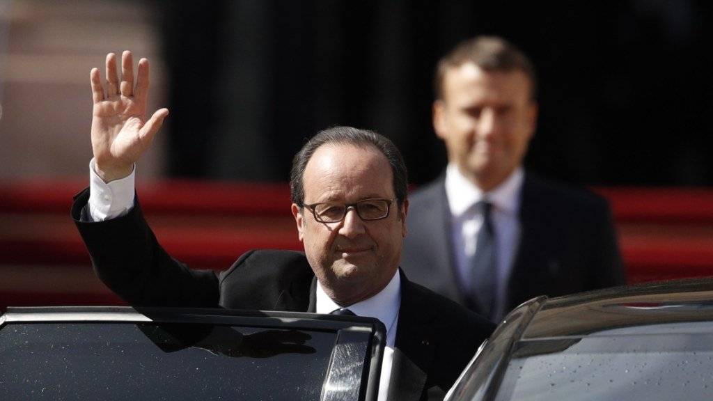 François Hollande verabschiedet sich. Im Hintergrund Frankreichs neuer Präsident Emmanuel Macron
