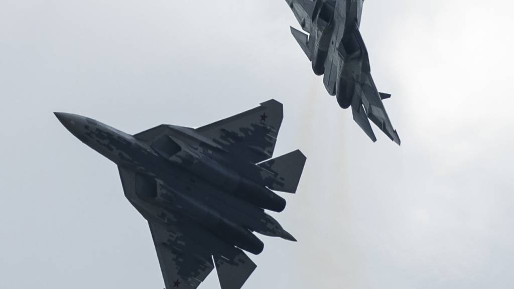 ARCHIV - Die ukrainische Armee hat eigenen Angaben zufolge mindestens ein russisches Kampfflugzeug vom Typ Suchoi Su-57 beschädigt. Es sei das erste Mal überhaupt in diesem Krieg, dass so ein Flugzeug getroffen wurde. Foto: Pavel Golovkin/AP/dpa