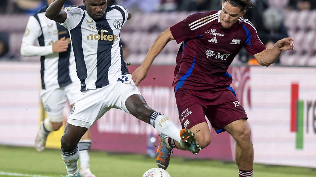 Ifeanyi Mathew und David Douline im Duell beim Spitzenkampf zwischen FCZ und Servette