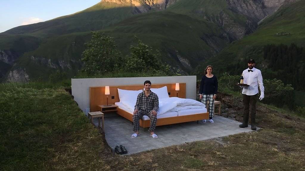 Thomas Buchli, Gemeindepräsident der Gemeinde Safiental, und Ehefrau Tanja im Null-Stern-Bett auf 1800 Metern über Meer.