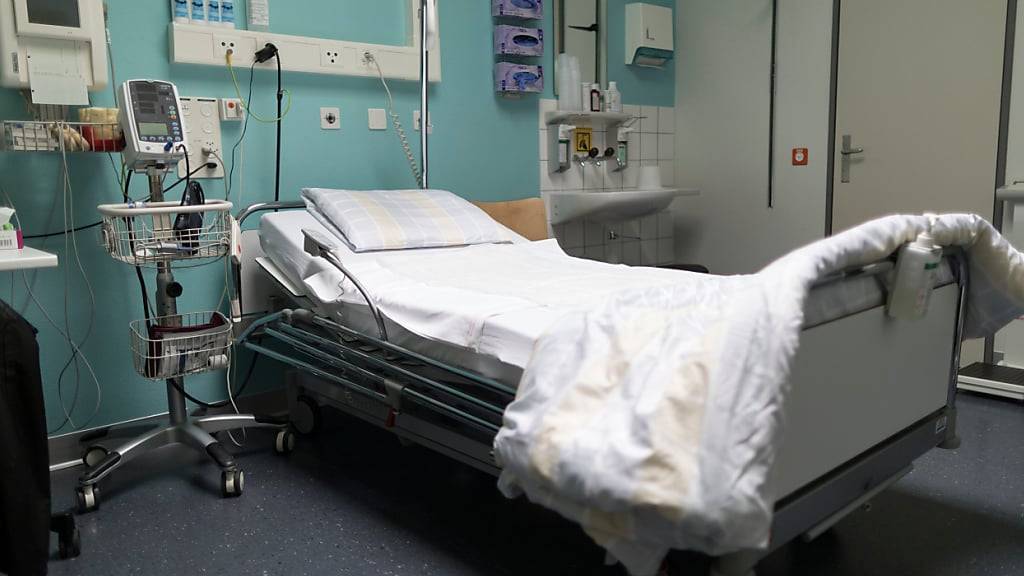 Das Kantonsspital Aarau arbeitet für die Betreuung von amputierten Patientinnen und Patienten neu mit dem benachbarten Pflegezenturm Lindenfeld zusammen und spart damit die Kosten teurer Spitalbetten. (Symbolbild)