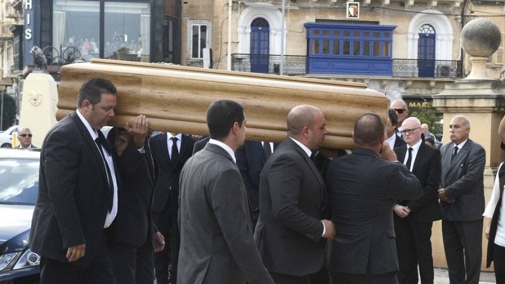 Zweieinhalb Wochen nach dem Anschlag mit einer Autobombe ist die regierungskritische Journalistin Daphne Caruana Galizia auf Malta unter grosser Anteilnahme beigesetzt worden.