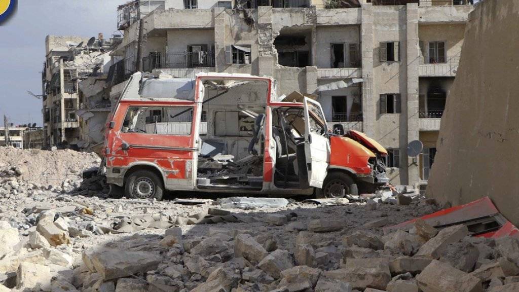 Erneut haben Bomben ein Spital in der umkämpften Stadt Aleppo getroffen. Aktivisten sprachen von zwei Fassbomben, die die grösste noch funktionierende Klinik im von Rebellen kontrollierten Stadteil trafen. (Archivbild)