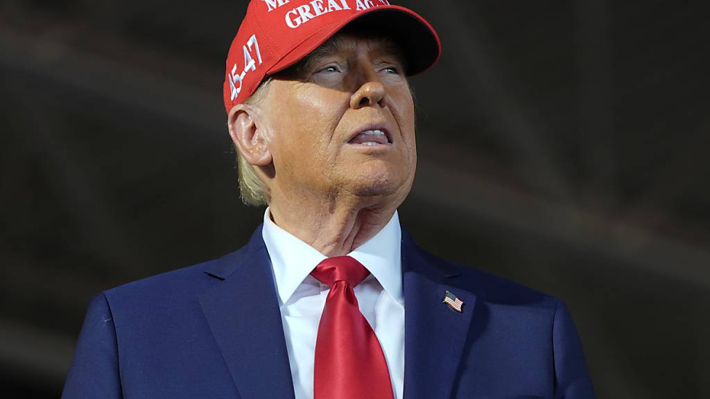 Der republikanische US-Präsidentschaftskandidat und frühere US-Präsident Donald Trump spricht in Juneau, Wisconsin. Foto: Julia Demaree Nikhinson/AP/dpa