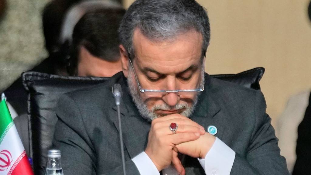 Der iranische Außenminister Abbas Araghtschi hört Reden zu, während er an der Sitzung des Außenministerrats der Organisation für Islamische Zusammenarbeit (OIC) teilnimmt. Foto: Khalil Hamra/AP/dpa