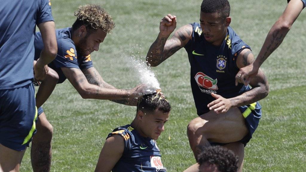 Im lockeren Training «Opfer» eines Geburtstags-Scherzes seiner Kollegen: Brasiliens Philippe Coutinho