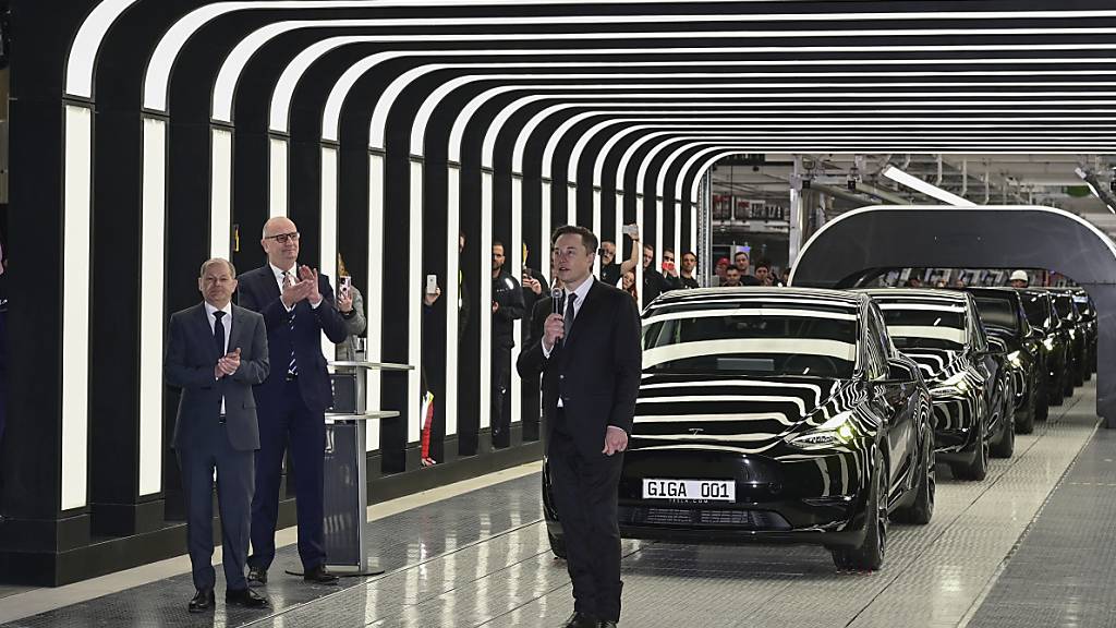 Bundeskanzler Olaf Scholz, der brandenburgische Ministerpräsident Dietmar Woidke sowie Tesla-Chef Elon Musk feiern am Dienstag die Eröffnung der ersten europäischen Tesla-Fabrik in Grünheide.