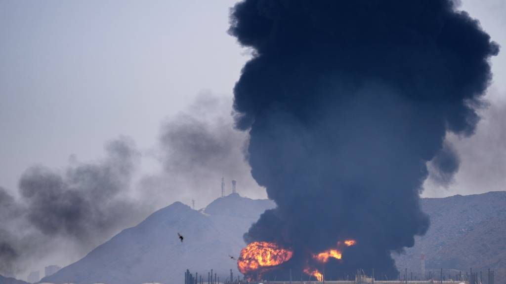 Ein Feuer und Rauchschwaden steigen auf, nachdem Trümmer einer abgefangenen iranischen Drohne nach Angaben der Behörden in Fudschaira, Vereinigte Arabische Emirate eine Öleinrichtung getroffen haben. Foto: Altaf Qadri/AP/dpa