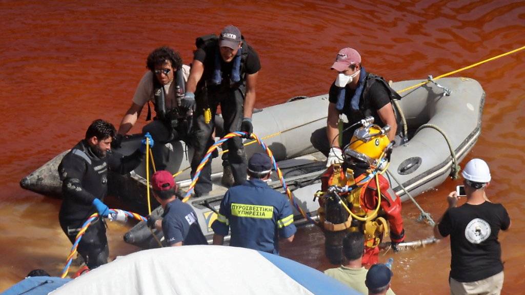 Ein Polizeitaucher steigt in das trübe Wasser eines Baggersees auf Zypern, um nach einem in einem Koffer versenkten Opfer eines Serienmörders zu suchen.