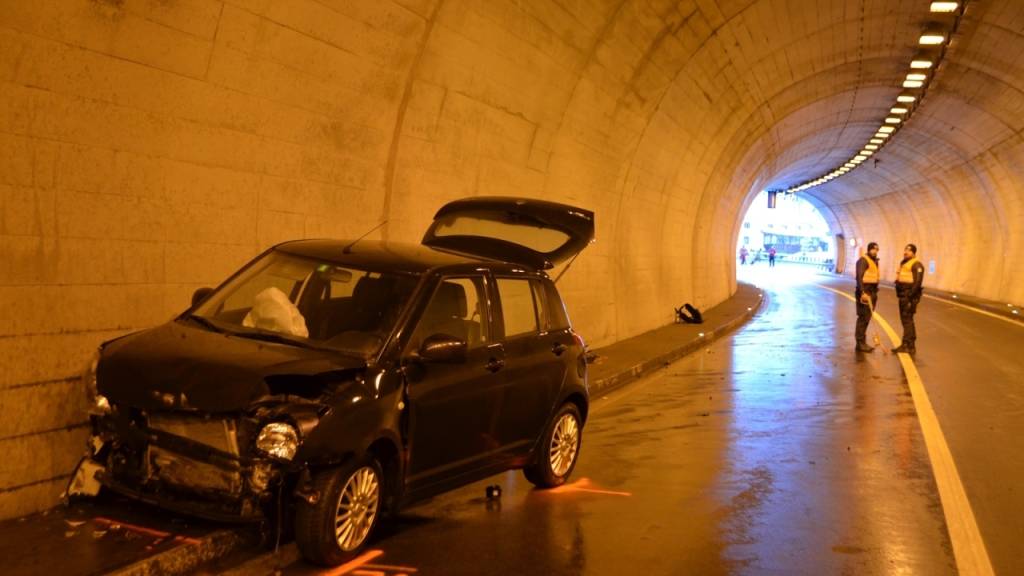 Nach der Kollision mit der Tunnelwand links und rechts blieb der Wagen total beschädigt im Landwassertunnel GR stehen.