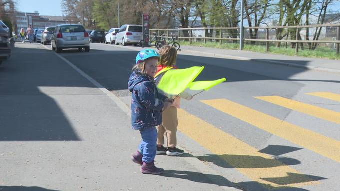 14-Jähriger startet Pilotprojekt mit Zebri-Fahnen auf Berner Strasse