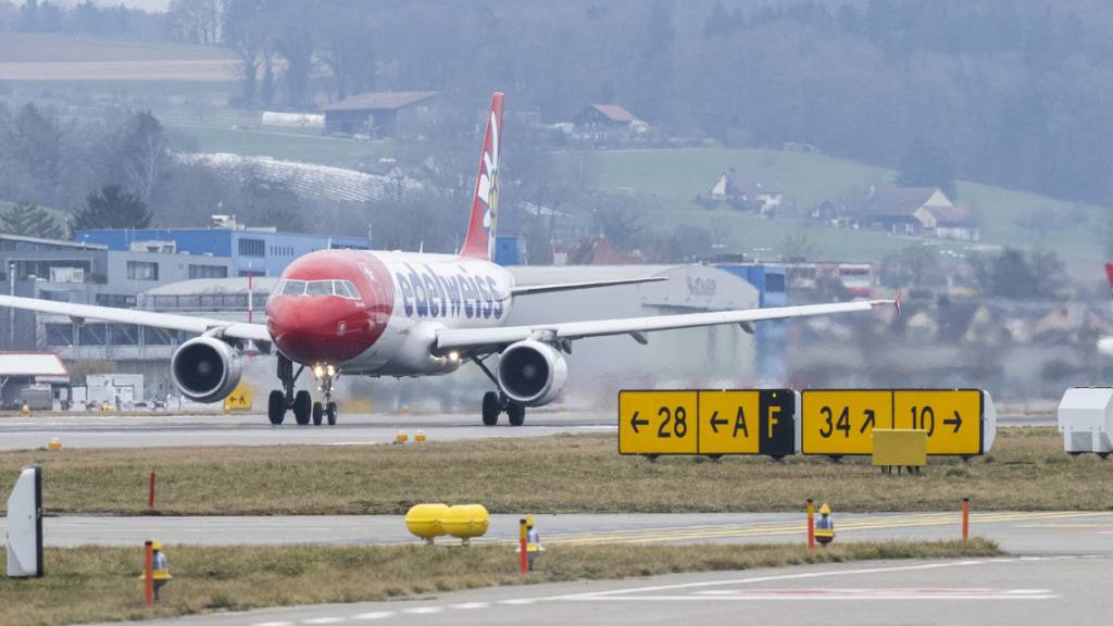 Am Flughafen Zürich sollen zwei Pisten verlängert werden. Dagegen gibt es nun zwei Referenden. (Archivbild)