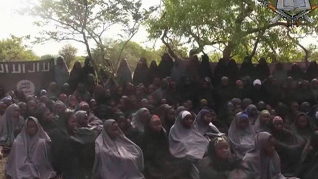 Die verschleppten Mädchen auf einem Bild der Terrorgruppe Boko Haram. 21 der Mädchen kamen nun durch Verhandlungen frei. (Archiv)