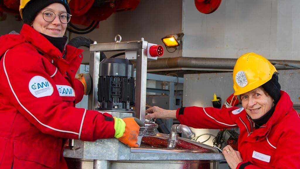 Erstautorin Clara Leistenschneider (links) und Forschungsgruppenleiterin Patricia Holm entnahmen die Proben aus dem Polarmeer der Antarktis.