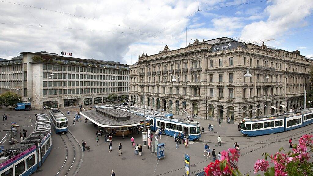 Der bekannte Zürcher Bankenstandort Paradeplatz: Im Bild die UBS (links) und die Credit Suisse (Mitte). (Archivbild)